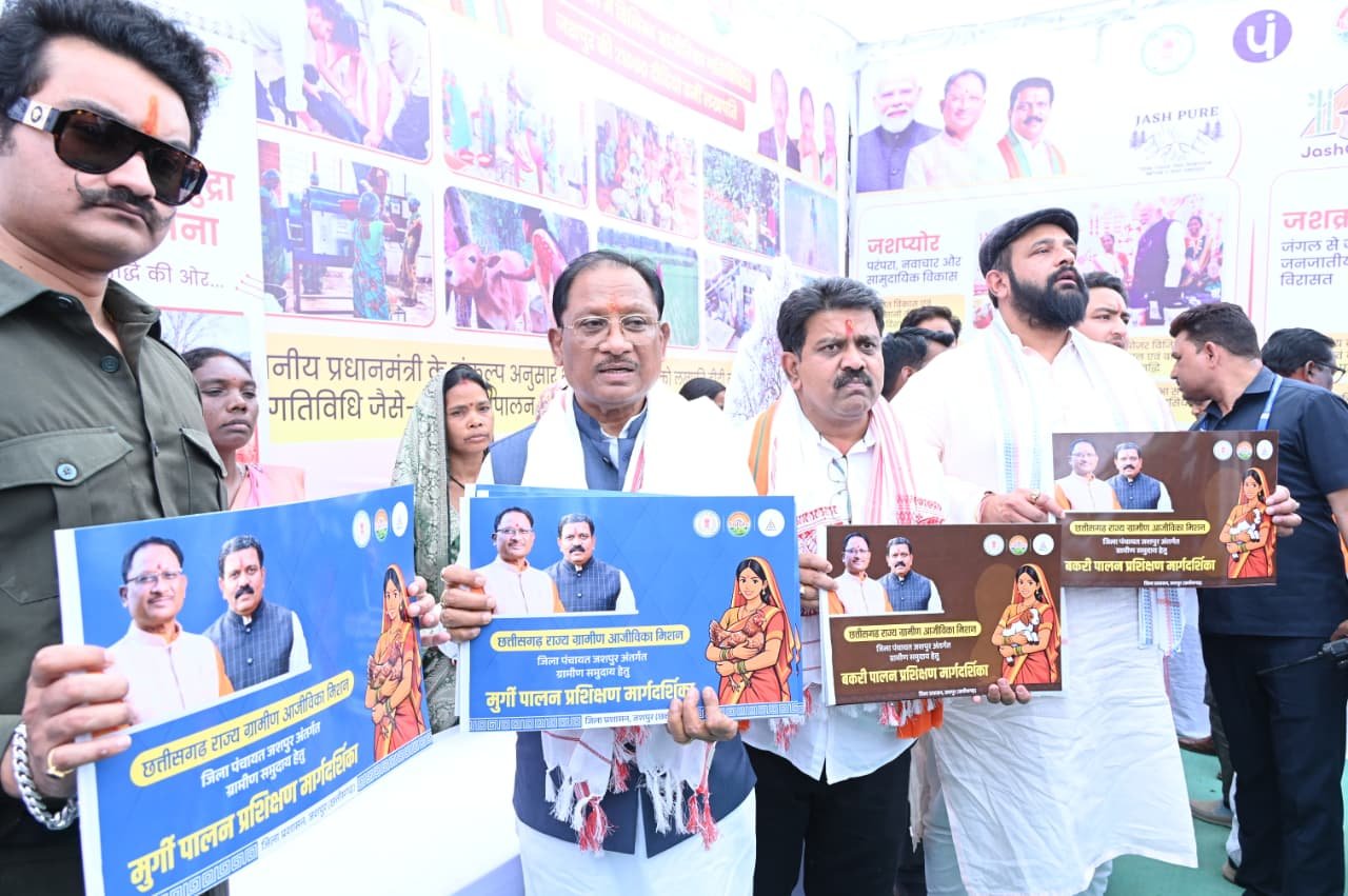 मुख्यमंत्री ने पशु सखियों के लिए बकरी और मुर्गी पालन प्रशिक्षण मार्गदर्शिका का विमोचन किया