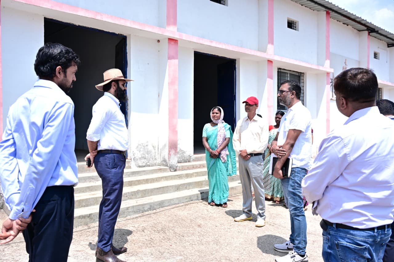 कलेक्टर ने घोलेंगे में स्व सहायता समूह की महिलाओं के लिए संभावित कपड़े की फैक्ट्री खोलने के संबंध में ली जानकारी