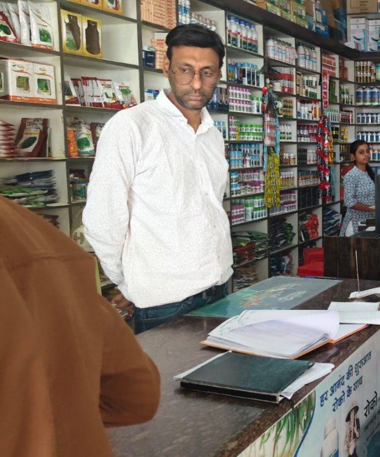 कृषि विभाग के मैदानी अमले ने खाद, बीज एवं दवा दुकानों का किया निरीक्षण खाद विक्रय में अनियमितता- 10 दुकानों को कारण बताओ नोटिस जारी