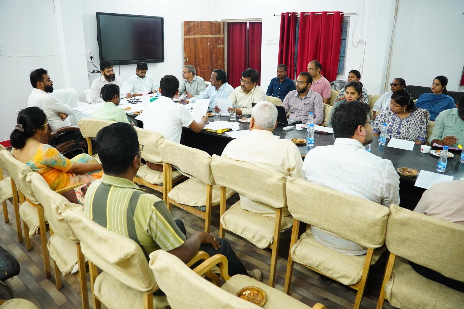 कलेक्टर  रोहित व्यास की अध्यक्षता में जीवनदीप कार्यकारिणी समिति की बैठक सम्पन्न सफाईकर्मियों का बढ़ेगा मानदेय , जिला अस्पताल में जनऔषधि केंद्र खोले जाने का निर्णय