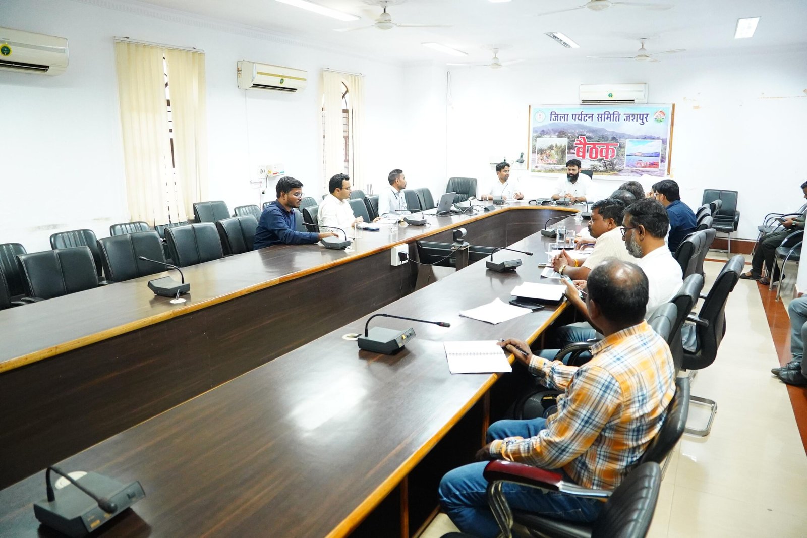 पर्यटन स्थलों पर सभी मूलभूत सुविधाएं करें विकसित: कलेक्टर रोहित व्यास होम स्टे सहित पर्यटन स्थलों का व्यापक प्रचार-प्रसार करने दिए निर्देश पर्यटन स्थलों की जानकारी हेतु स्पष्ट दिशा-सूचक एवं आकर्षक साइन बोर्ड लगाने को कहा