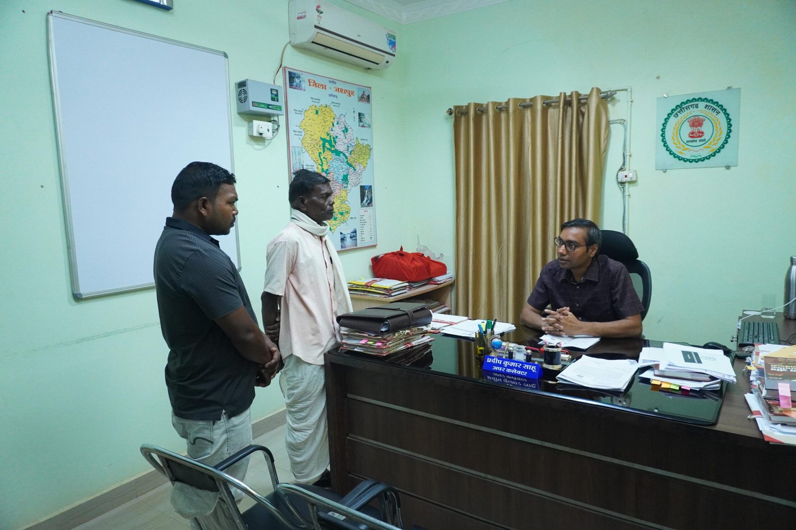 अपर कलेक्टर  प्रदीप साहू ने जनदर्शन में सुनी आमजन की समस्याएँ अधिकारियों को समयबद्ध एवं पारदर्शी निराकरण के दिए निर्देश