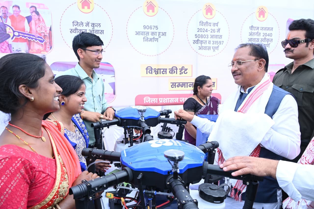 जिले की महिलाएं ड्रोन दीदी योजना से आर्थिक विकास की भरेगी उड़ान मुख्यमंत्री  साय ने महिलाओं को ड्रोन प्रदान कर आर्थिक उन्नति करने का दिया संदेश