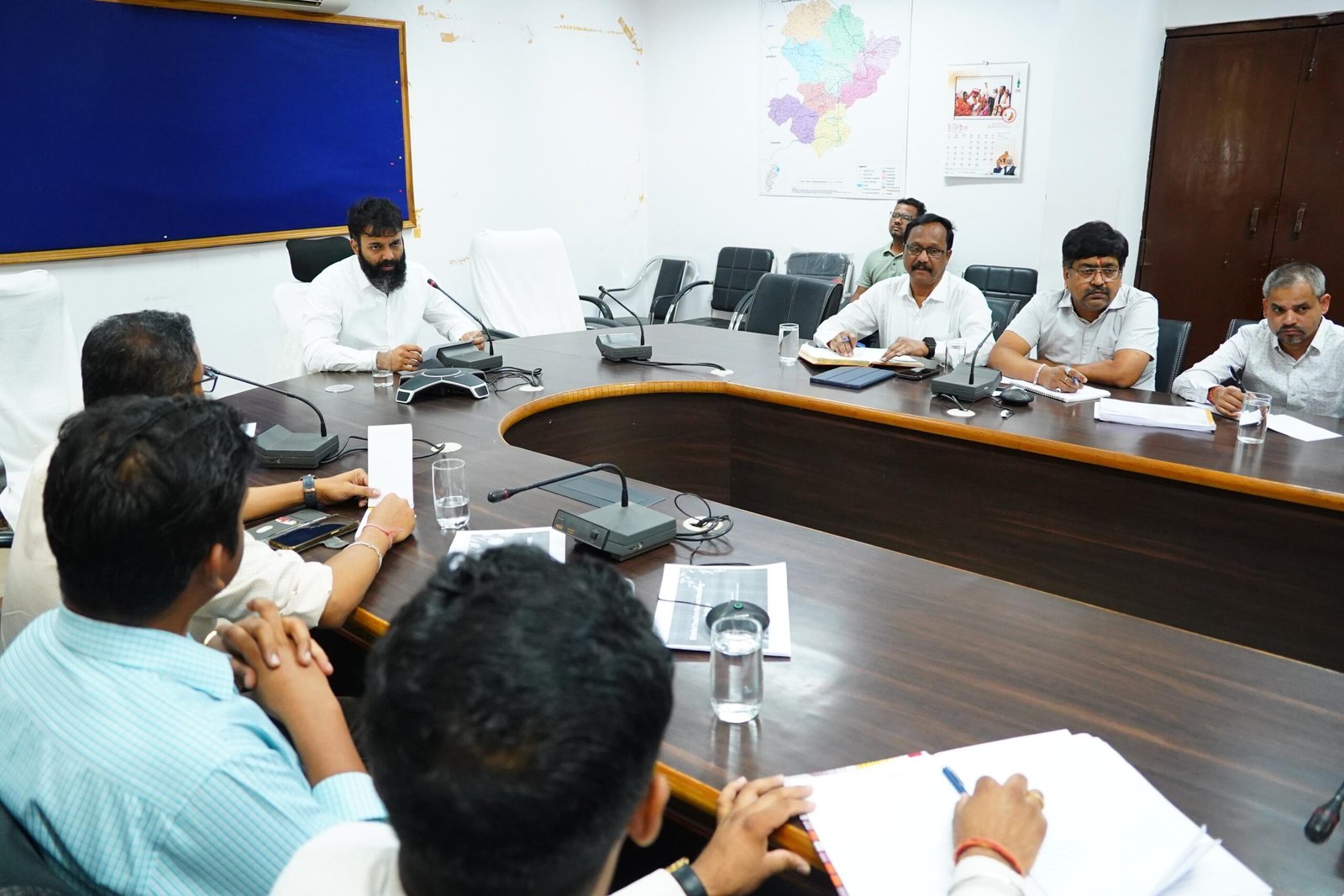 बिना अनुज्ञापन संचालित क्लीनिकों पर होगी सख्त कार्रवाईरू कलेक्टर  रोहित व्यास नर्सिंग होम एक्ट के तहत सभी मानकों का पालन कर गुणवत्तापूर्ण स्वास्थ्य सेवाएं देने के निर्देश कलेक्टर ने निजी चिकित्सालय संचालकों की ली बैठक