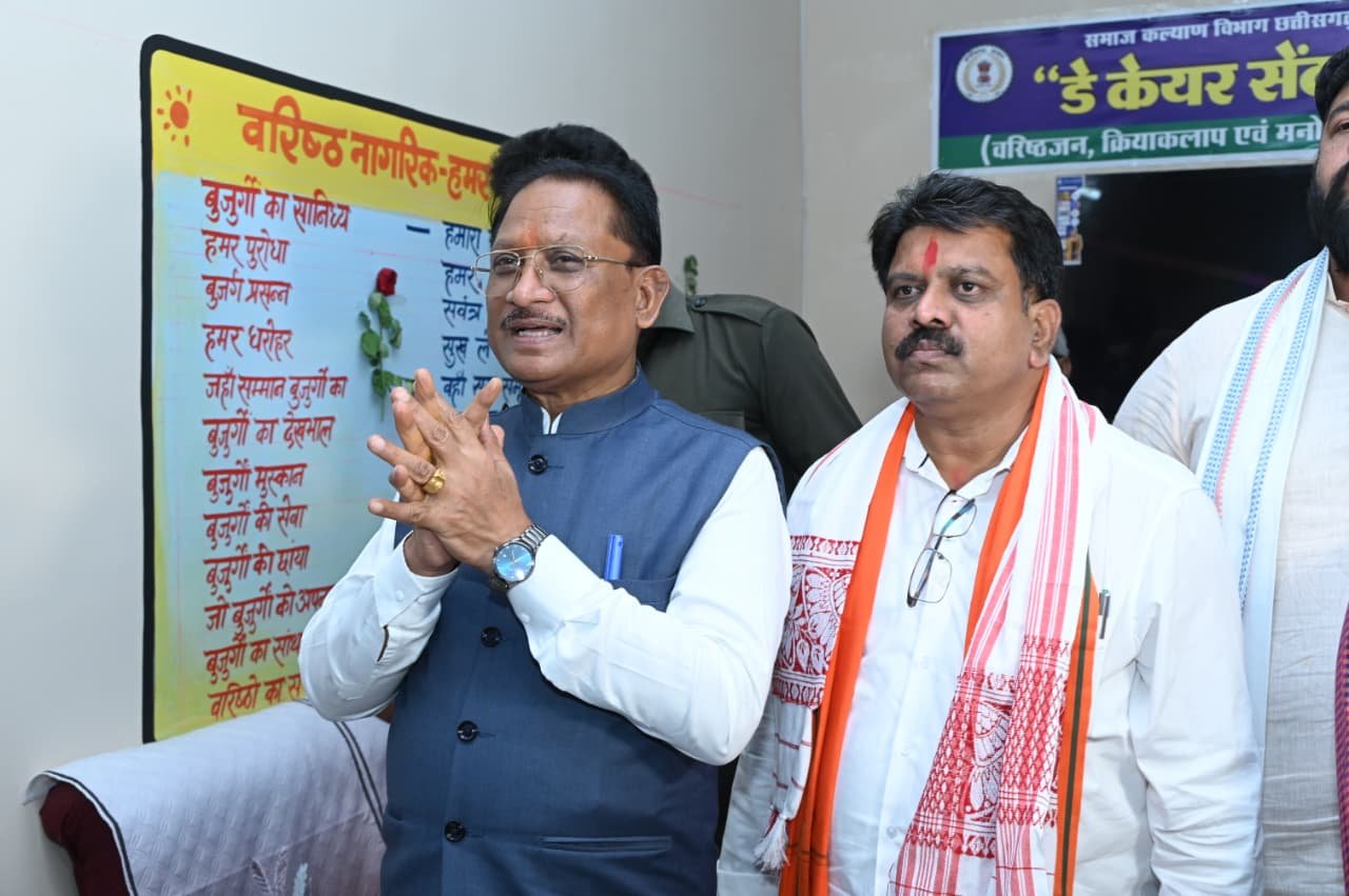 मुख्यमंत्री  विष्णु देव साय ने सियान गुड़ी का किया शुभारंभ बुजुर्गों के साथ कैरम खेलकर वरिष्ठजनों का बढ़ाया हौंसला धार्मिक किताब, शॉल श्रीफल भेंटकर किया सम्मानित