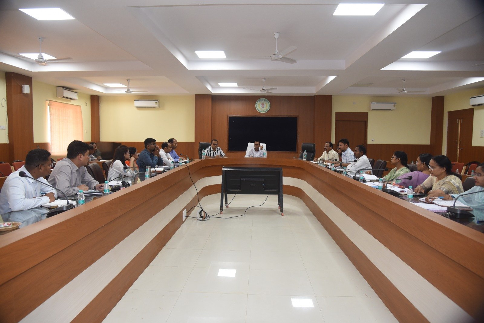 कलेक्टर ने राजस्व अधिकारियों की ली समीक्षा बैठक जिले में 30 से अधिक कोटवारी भूमि विक्रय के प्रकरणों का निराकरण कर शासन के खाते में किया गया दर्ज, शेष प्रकरणों को शीघ्र निराकरण के दिए आवश्यक दिशा- निर्देश