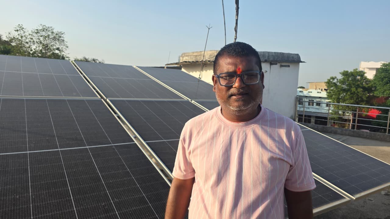 पीएम सूर्य घर योजना से भगवानपुर के संतोष सरकार हुए बिजली बिल से ’आजाद’,बिजली उपभोक्ता बने उर्जादाता