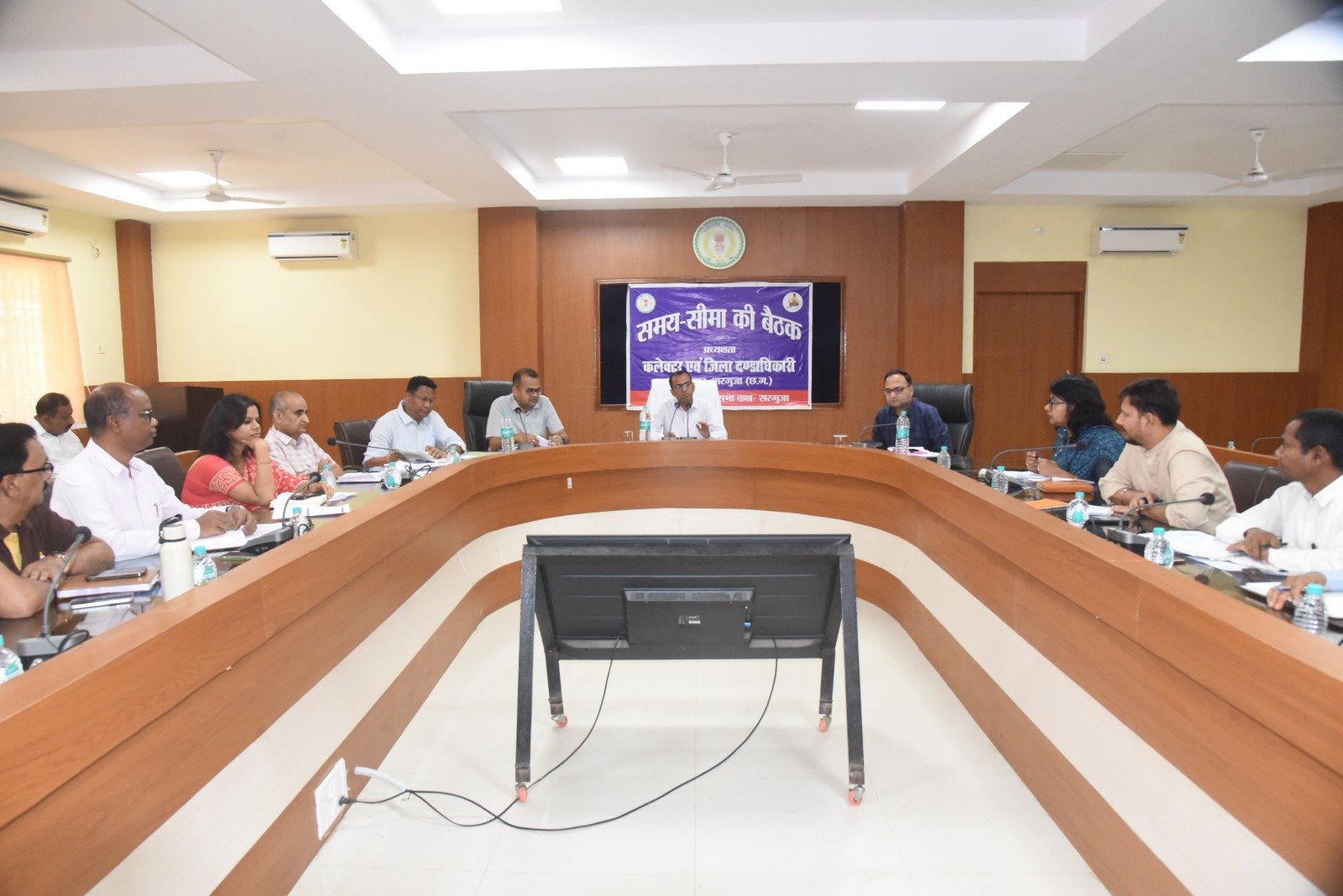 कलेक्टर  अजीत वसंत की अध्यक्षता में साप्ताहिक  समय सीमा की बैठक सम्पन्न सुशासन तिहार अंतर्गत प्राप्त हो रहे आवेदनों का गुणवत्तापूर्ण निराकरण करें- कलेक्टर श्री वसंत सीएम जनदर्शन एवं पीजी पोर्टल के लंबित प्रकरणों का प्राथमिकता से निराकरण के दिए निर्देश जनगणना 2027 की तैयारियों पर हुई समीक्षा, त्रुटिरहित गुणवत्तापूर्ण जनगणना सम्पन्न कराने दिए आवश्यक निर्देश