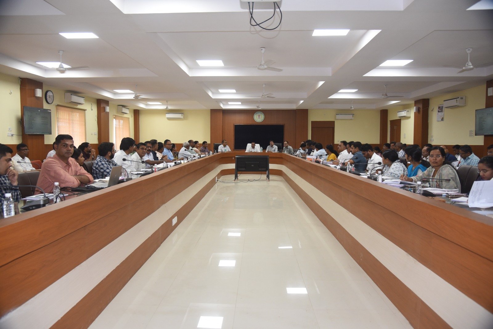 कलेक्टर  अजीत वसंत की अध्यक्षता में साप्ताहिक समय सीमा की बैठक सम्पन्न संचालित योजनाओं एवं कार्यक्रमों की हुई विस्तृत समीक्षा