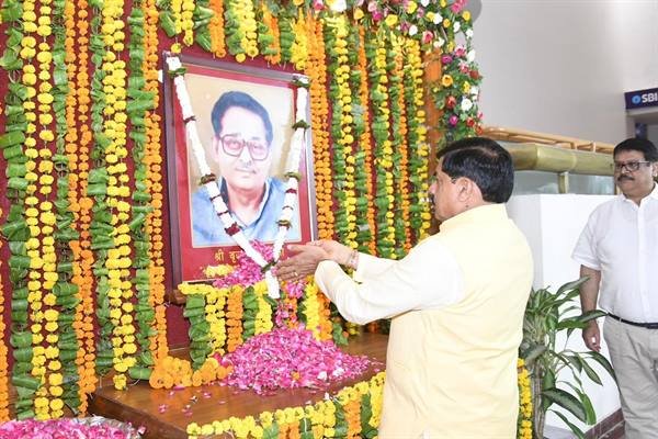 मुख्यमंत्री डॉ. यादव ने पूर्व विधानसभा अध्यक्ष श्रद्धेय बृजमोहन मिश्रा की जयंती पर पुष्पांजलि अर्पित की