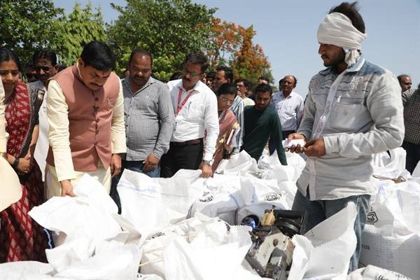 मुख्यमंत्री डॉ. यादव ने गेहूँ उपार्जन केन्द्रों का किया आकस्मिक निरीक्षण