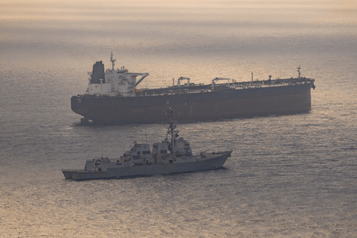 मिसाइल डिस्ट्रॉयर USS राफेल पेराल्टा ने रोका ईरानी जहाज, US की समुद्री नाकेबंदी से बढ़ी टेंशन