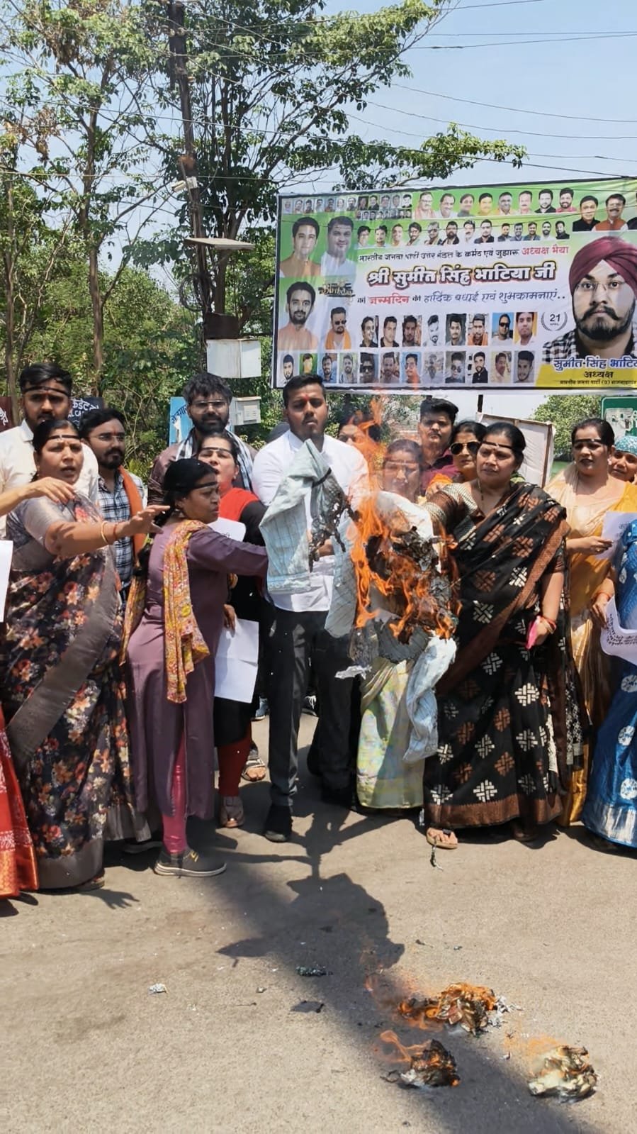 नारी शक्ति वंदन अधिनियम के विरोध में भाजपा द्वारा कांग्रेस का पुतला दहन