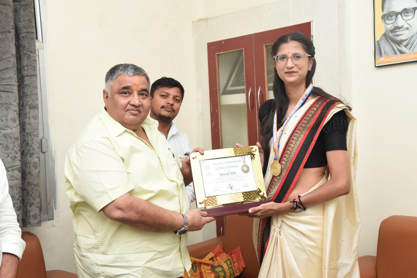 छत्तीसगढ़ की बेटी शिवानी सोनी ने रचा इतिहास अंतर्राष्ट्रीय गोल्फ खिलाड़ी ‘इंटरनेशनल बुक ऑफ रिकॉर्ड्स’ से सम्मानित प्रदेश की प्रतिभा का विश्व स्तर पर बढ़ा गौरव मंत्री राजेश अग्रवाल ने की मुलाकात कर दी बधाई