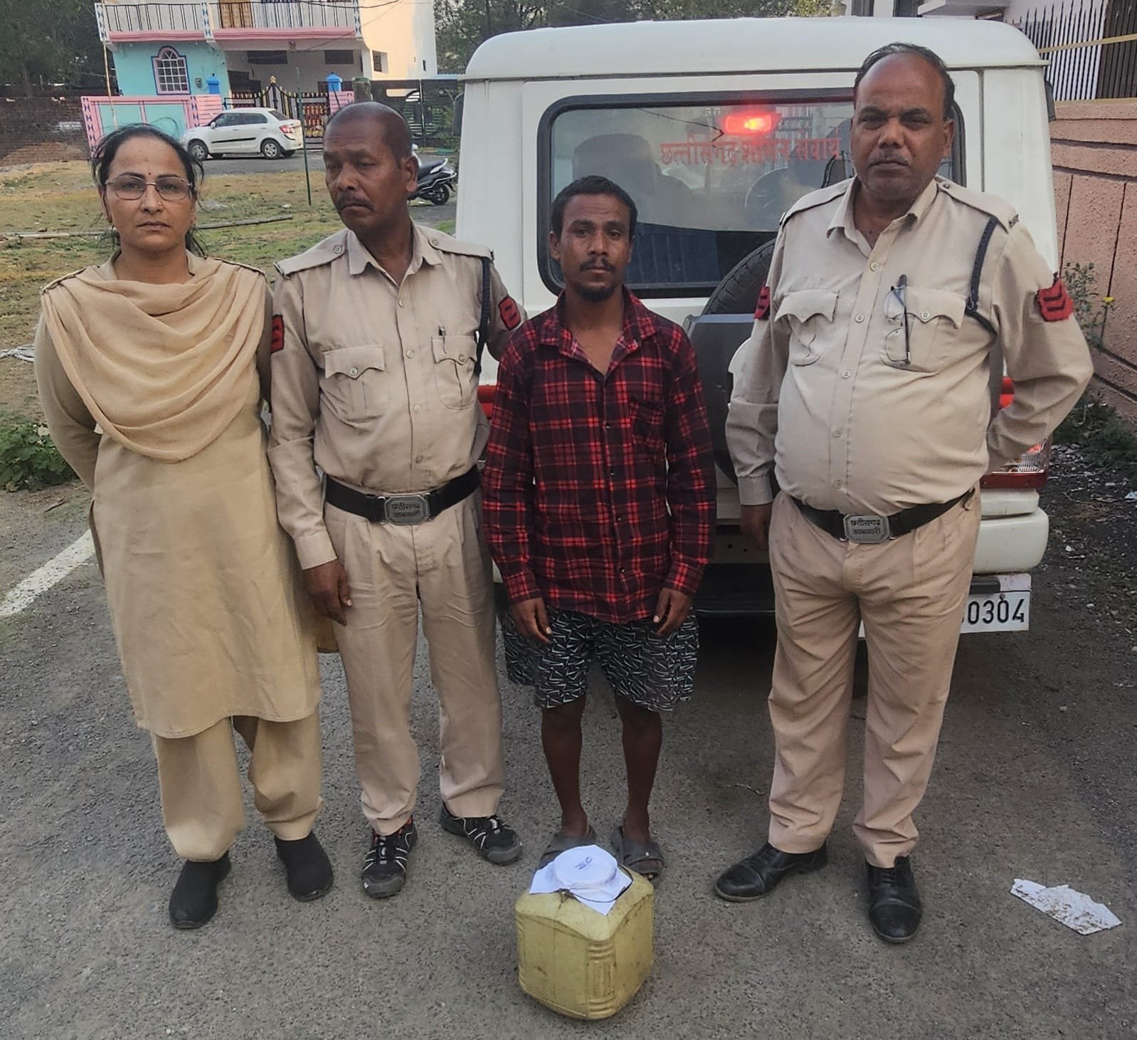 सरगुजा में अवैध महुआ शराब पर आबकारी विभाग की कार्रवाई, 10 लीटर शराब जब्त, आरोपी गिरफ्तार