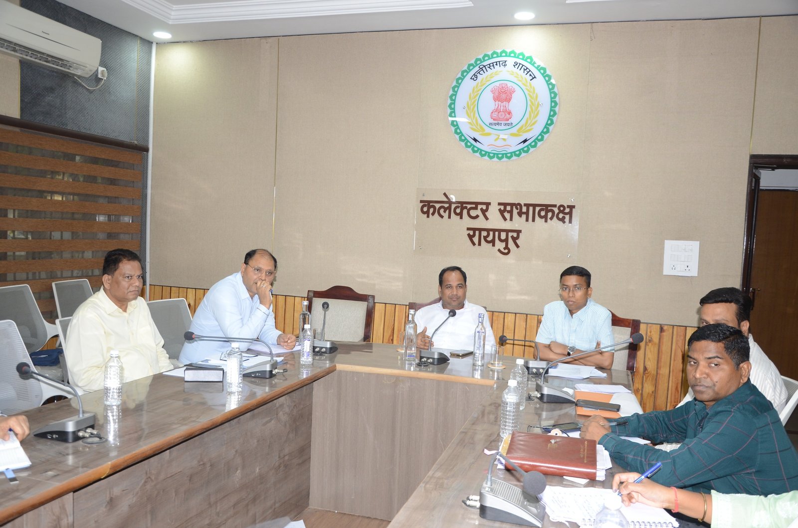 कलेक्टर डॉ. गौरव सिंह ने कृषि, उद्यानिकी एवं पशु चिकित्सा विभाग की संयुक्त बैठक ली   पीएम किसान, बीज-खाद वितरण व खरीफ 2026 की तैयारियों की समीक्षा