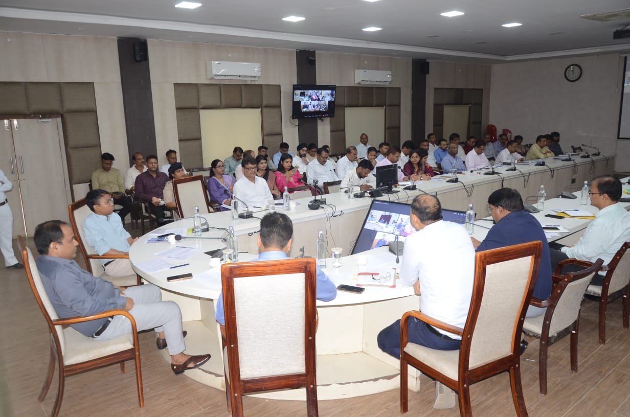 कलेक्टर डॉ. गौरव सिंह ने ली समय सीमा की बैठक   सुशासन शिविर की तैयारी निर्धारित अवधि में पूरी करें: कलेक्टर डॉ. सिंह