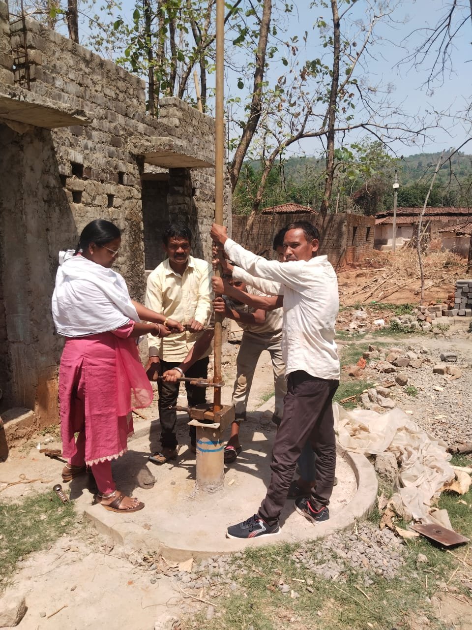 ग्रीष्मकालीन विशेष अभियान: पेयजल समस्याओं के त्वरित निराकरण हेतु नोडल अधिकारी नियुक्त महिला हैंडपंप मेकेनिक द्वारा युद्धस्तर पर जारी हैंडपंप मरम्मत कार्य