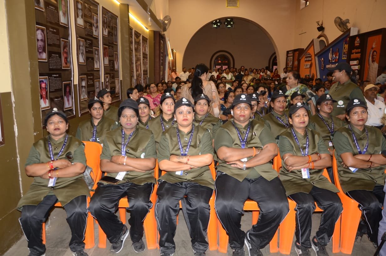 टीम प्रहरी के सदस्यों का हुआ सम्मान   यह अब पता लग गया है कि शहर में अव्यवस्था फैलाने पर टीम प्रहरी करेगी कार्यवाही: कलेक्टर डॉ. गौरव सिंह टीम प्रहरी की निरंतर कार्यवाही से यातायात हो रहा सुगम, बन रही व्यवस्थाः नगर निगम आयुक्त   विश्वदीप