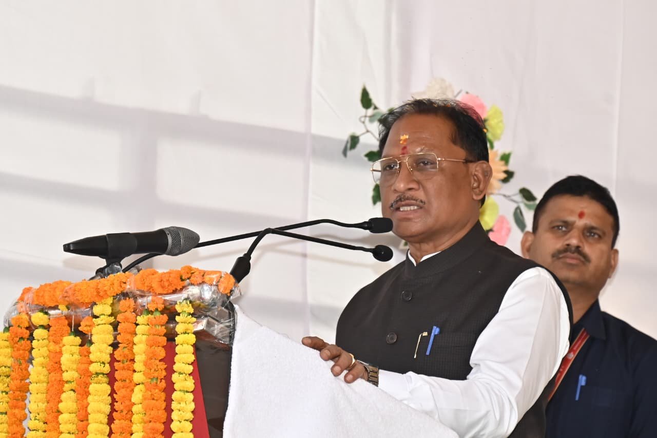 मुख्यमंत्री  विष्णु देव साय ने अम्बिकापुर में भटगांव विधानसभा के पूर्व विधायक पंडित रविशंकर त्रिपाठी की प्रतिमा का किया अनावरण