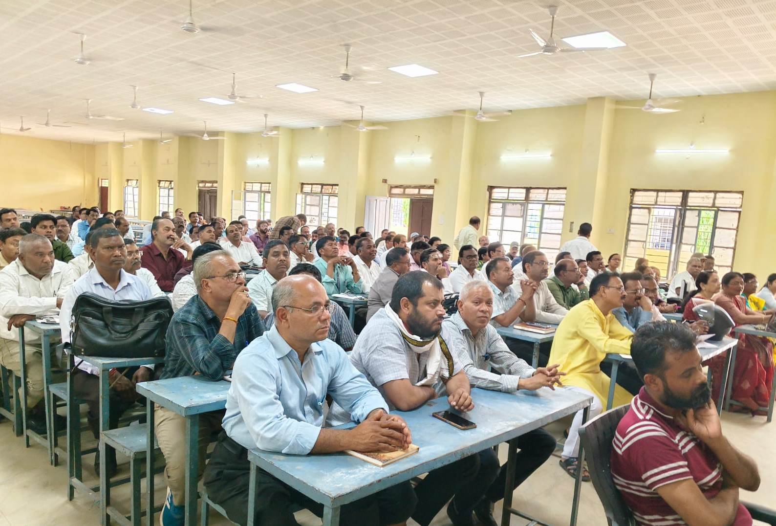हायर सेकेण्डरी हिन्दी पुनः परीक्षा हेतु केंद्राध्यक्षों को दिया गया प्रशिक्षण, 10 अप्रैल को होगी परीक्षा 71 परीक्षा केंद्रों के अधिकारियों की बैठक, कड़ी निगरानी और त्रुटिरहित परीक्षा संचालन के निर्देश
