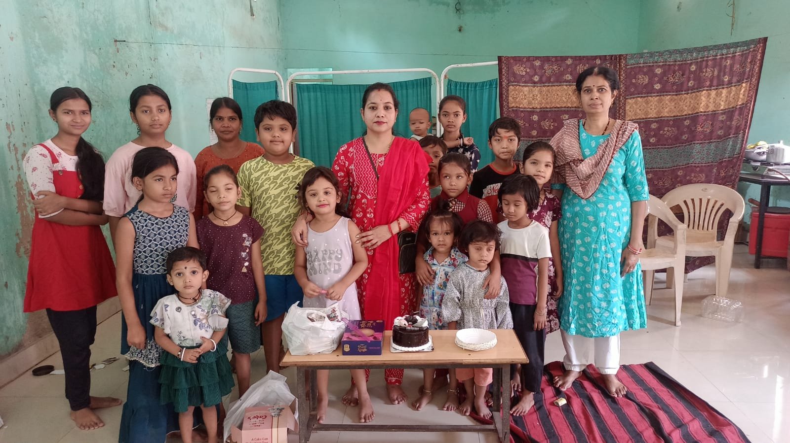 बच्चों के चेहरों पर मुस्कान, कर्मचारियों का जन्मदिन बना यादगार – “प्रोजेक्ट आओ बाँटें खुशियाँ” के तहत शासकीय कर्मचारी बच्चों संग साझा कर रहे हैं खुशियाँ’