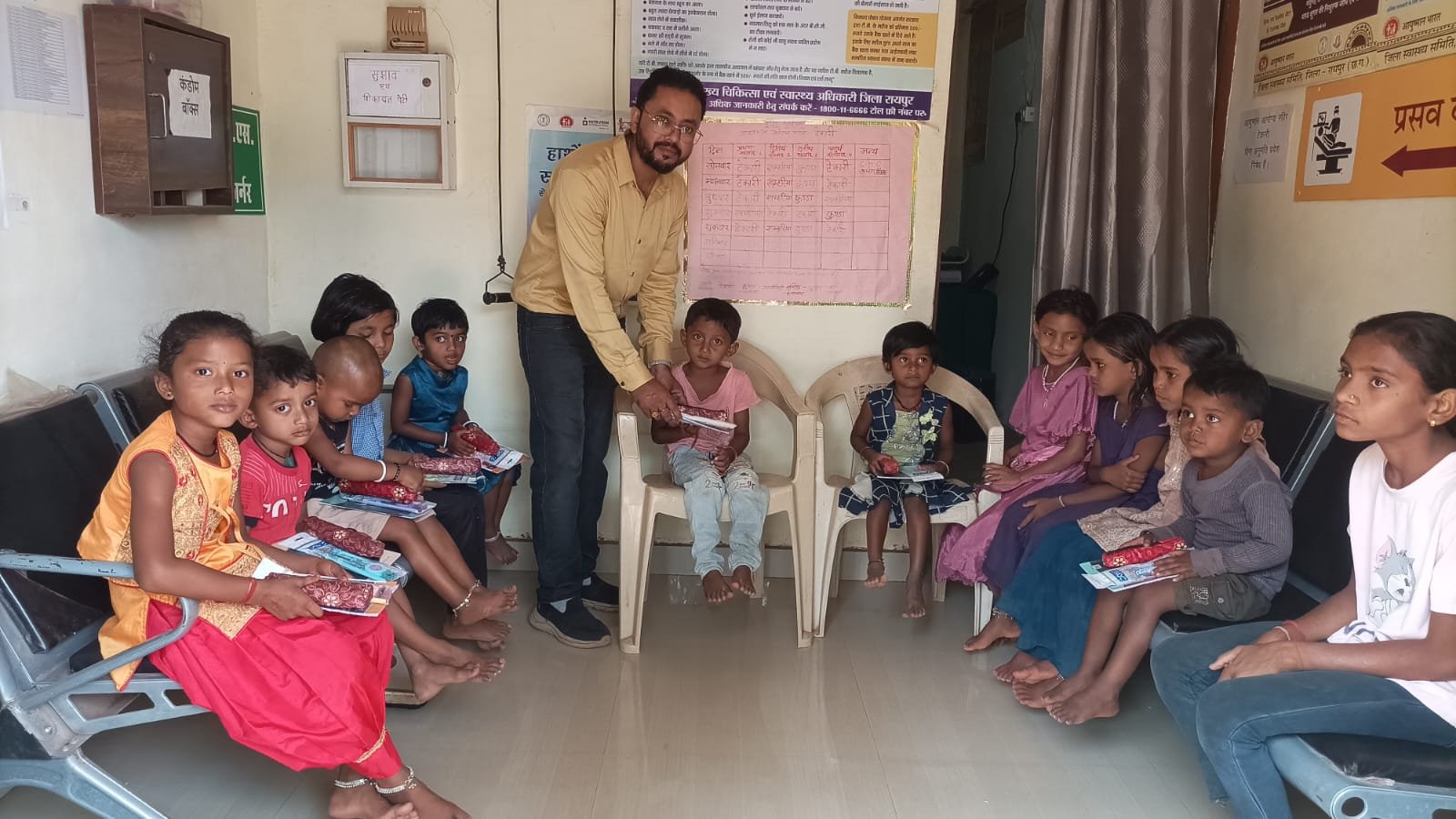 बच्चों के चेहरों पर मुस्कान, कर्मचारियों का जन्मदिन बना यादगार – “प्रोजेक्ट आओ बाँटें खुशियाँ” के तहत शासकीय कर्मचारी बच्चों संग साझा कर रहे हैं खुशियाँ