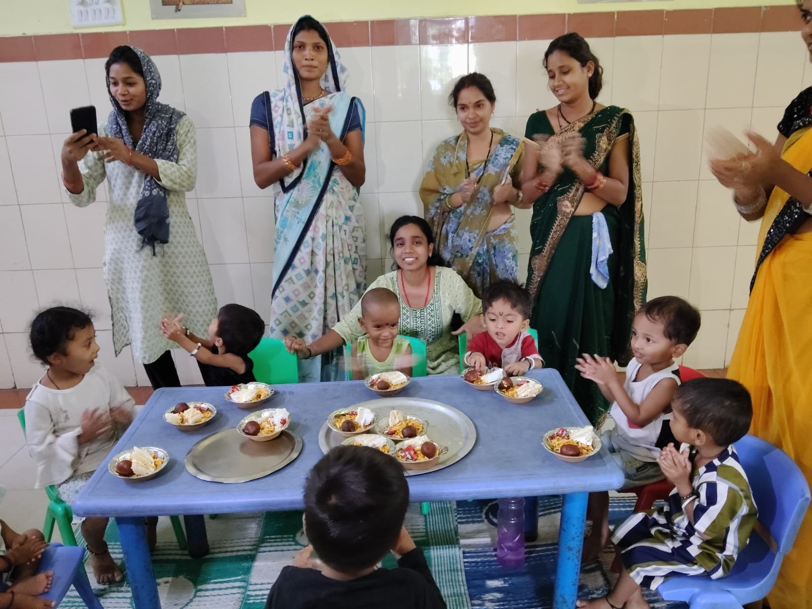 बच्चों के चेहरों पर मुस्कान, कर्मचारियों का जन्मदिन बना यादगार – “प्रोजेक्ट आओ बाँटें खुशियाँ” के तहत शासकीय कर्मचारी बच्चों संग साझा कर रहे हैं खुशियाँ