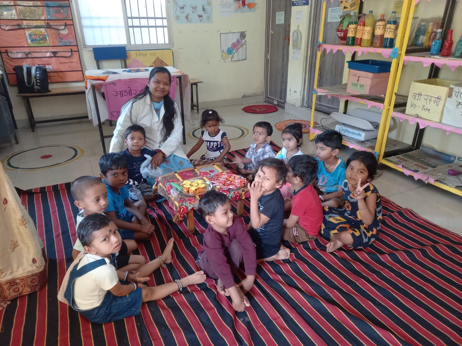 बच्चों के चेहरों पर मुस्कान, कर्मचारियों का जन्मदिन बना यादगार – “प्रोजेक्ट आओ बाँटें खुशियाँ” के तहत शासकीय कर्मचारी बच्चों संग साझा कर रहे हैं खुशियाँ’