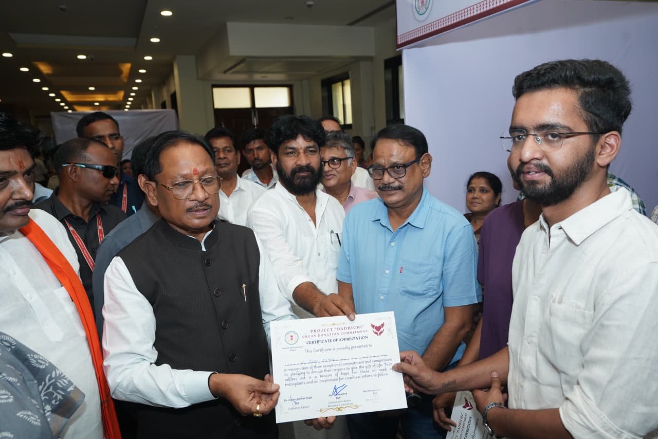प्रोजेक्ट दधीचि से जुड़कर डॉ. आयूष त्रिपाठी ने लिया अंगदान का संकल्प, मुख्यमंत्री ने किया सम्मानित   अब तक 90 से अधिक लोगों ने इस प्रोजेक्ट से जुड़कर किया अंग एवं संपूर्ण शरीर दान
