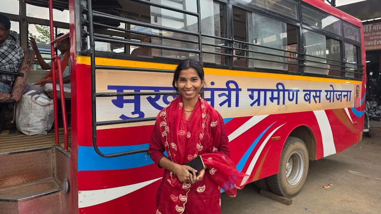 मुख्यमंत्री ग्रामीण बस सेवा’ से साकार हो रहे उच्च शिक्षा के सपने पहाड़ों के बीच से निकला कामयाबी का रास्ताः जमड़ी की प्रीति अब हर दिन जा रही हैं कॉलेज