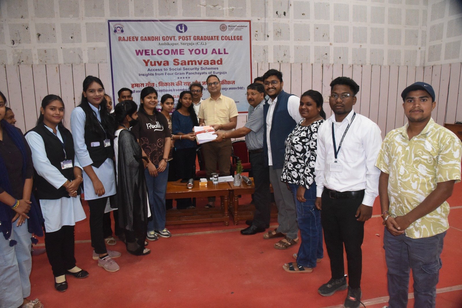 किताबों से निकलकर जमीन परः सरगुजा के गांवों में सामाजिक सुरक्षा की पड़ताल करते कॉलेज के छात्र ‘युवा संवाद’ के तहत राजीव गांधी कॉलेज व मुहिम फाउंडेशन की पहल, 361 छात्रों ने किया सामुदायिक सर्वेक्षण