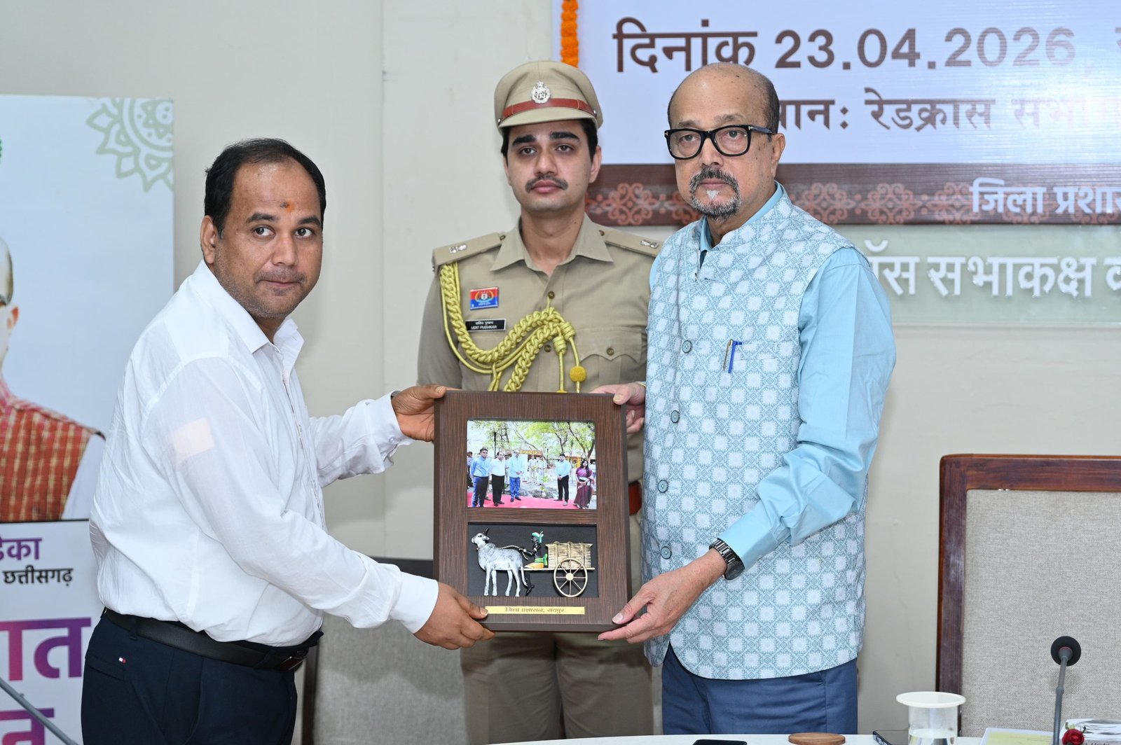 राज्यपाल  रमेन डेका ने रायपुर जिले में विकासखंड स्तरीय समीक्षा बैठक ली   अधिकारी जनता के बीच जाएं, करें संवाद: राज्यपाल  रमेन डेका