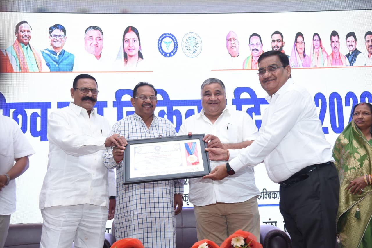 ग्रामीण अर्थव्यवस्था का मजबूत आधार स्तंभ हमारा पशुधन-पर्यटन एवं संस्कृति मंत्री  राजेश अग्रवाल विश्व पशु चिकित्सा दिवस पर मूक प्राणियों के संरक्षक हुए सम्मानित