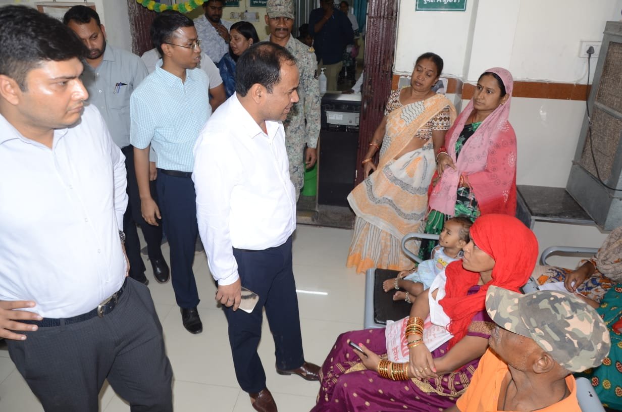 शहरी प्राथमिक स्वास्थ्य केंद्र चंगोराभाठा का कलेक्टर ने किया औचक निरीक्षण