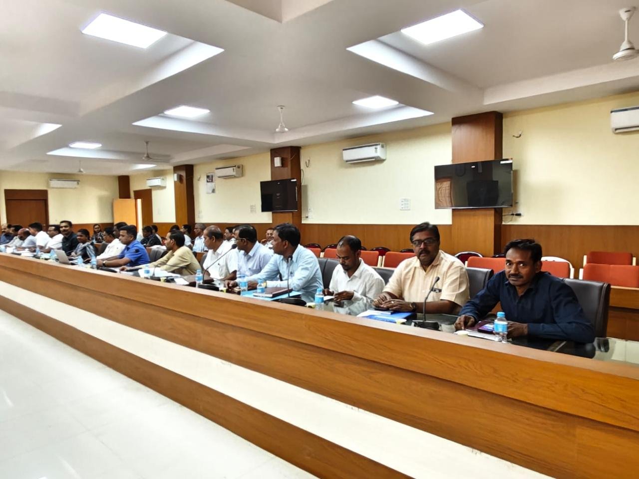 कलेक्टर की अध्यक्षता में शिक्षा विभाग की समीक्षा बैठक सम्पन्न, शिक्षा गुणवत्ता सुधार पर जोर  विद्यालयों में विषय विशेषज्ञ अतिथि व्याख्याताओं की  नियुक्ति सत्र प्रारंभ होने से पूर्व सुनिश्चित करने के दिए निर्देश