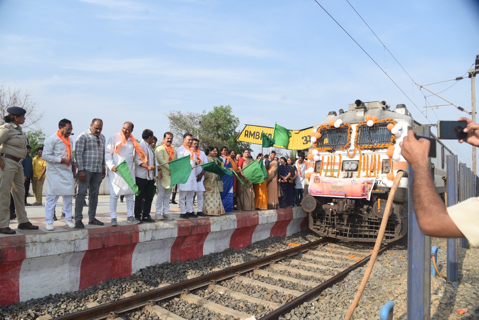 850 तीर्थयात्रियों को लेकर अयोध्या धाम के लिए रवाना हुई विशेष ट्रेन महापौर मंजूषा भगत ने हरी झंडी दिखाकर गंतव्य के लिए किया रवाना