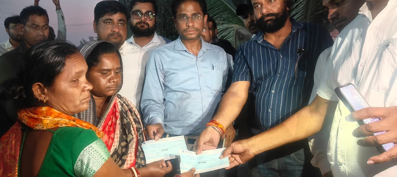 सड़क दुर्घटना में मृतकों के परिजनों को दी गई राहत राशि