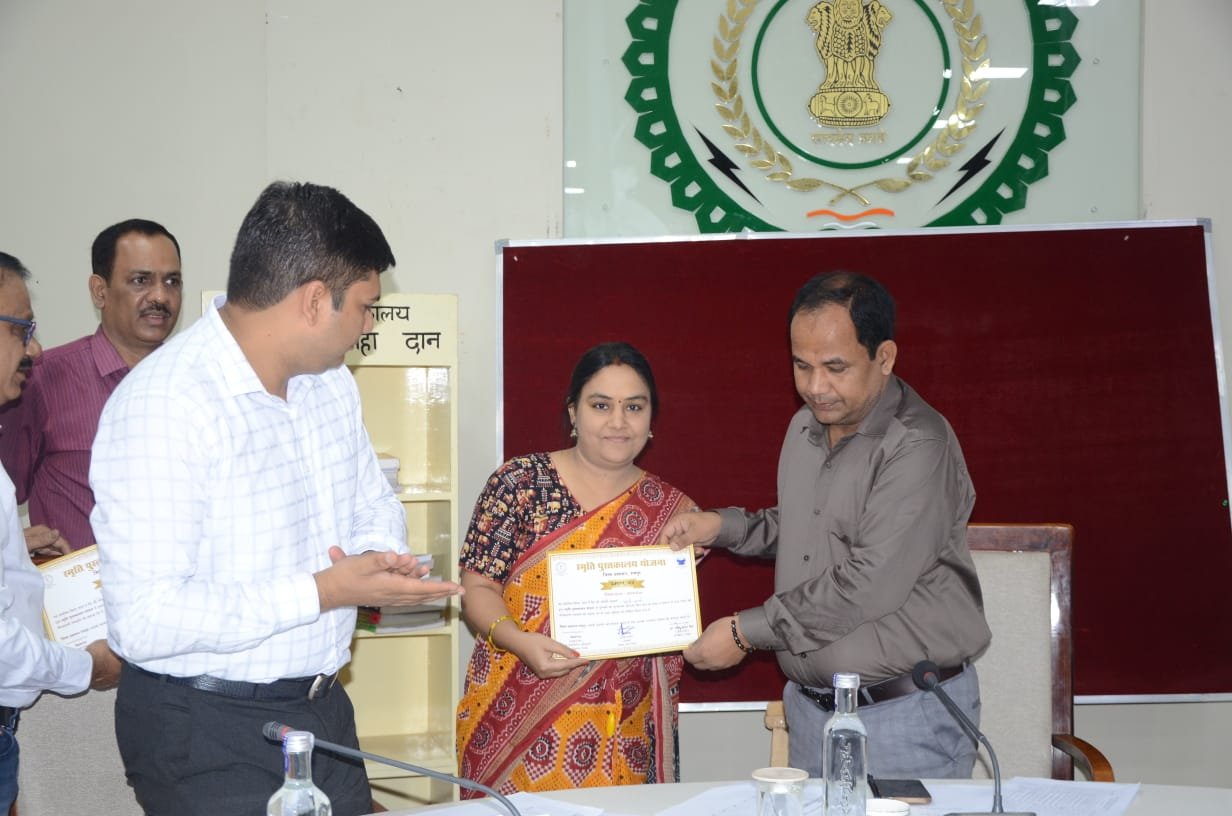 युवाओं के सपनों को पंख दे रही स्मृति पुस्तकालय योजना, लोगों का मिल रहा भरपूर सहयोग   करीब 11 हजार पुस्तकें दान दी गई है   आप भी इस पहल से जुड़कर ज्ञान के दान में बनें भागीदार