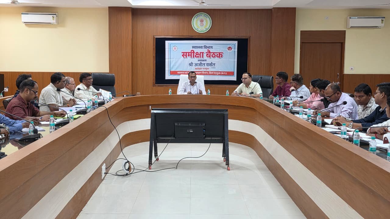 कलेक्टर ने ली जिला स्तरीय स्वास्थ्य विभाग की समीक्षा बैठक चिरायु टीम की करें सतत् मॉनिटरिंग, लापरवाही पर की जाएगी कार्रवाई- कलेक्टर श्री वसंत टीबी मुक्त लक्ष्य को समन्वय स्थापित कर शत-प्रतिशत पूर्ण करने के निर्देश स्वास्थ्य सेवाओं में गुणवत्ता और रिक्त पदों को शीघ्र भरने के दिए निर्देश