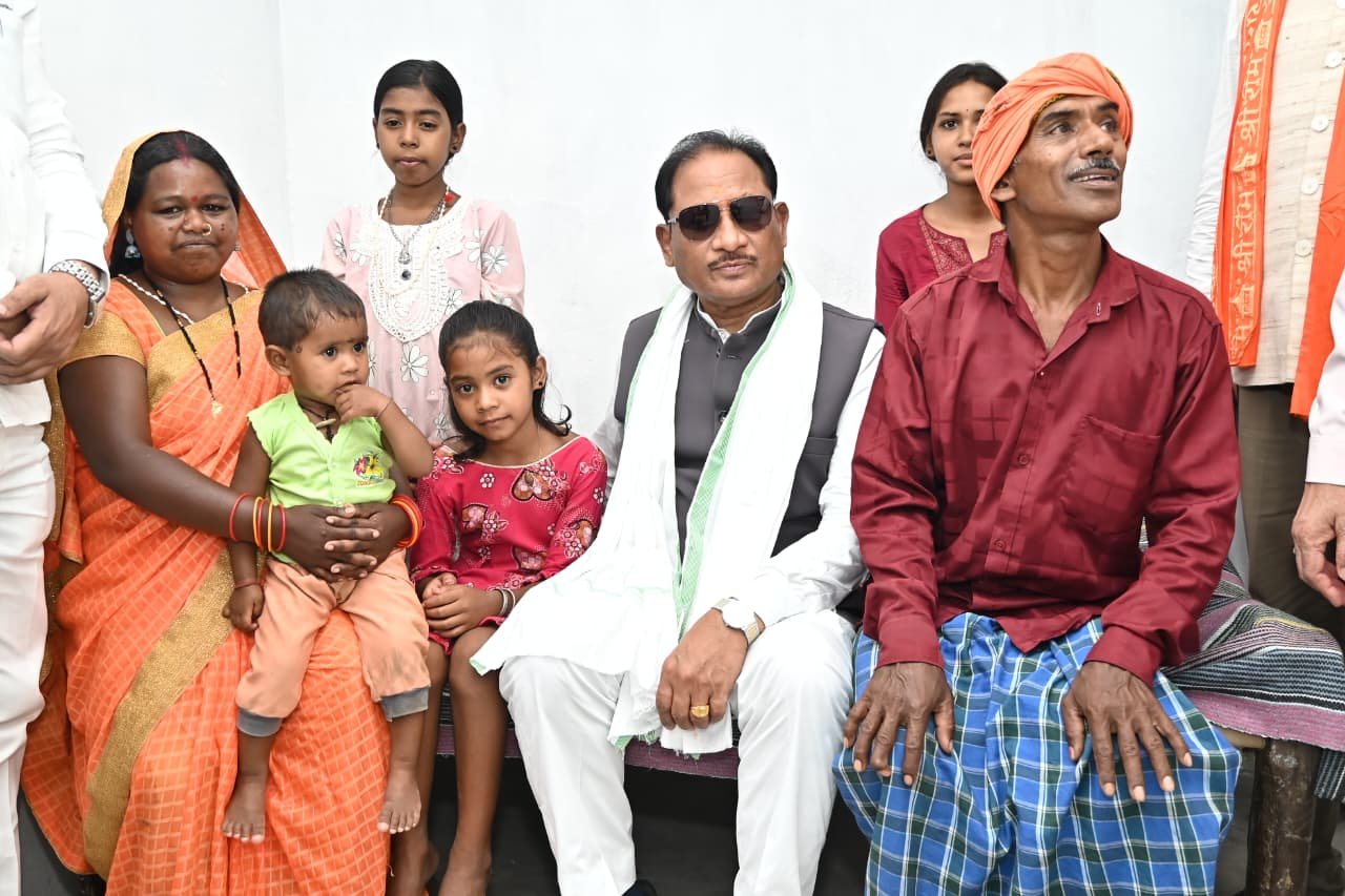 मुख्यमंत्री विष्णु देव साय पहुंचे हितग्राही धरम सिंह के घर, नवनिर्मित्त आवास में कराया गृह प्रवेश सौर ऊर्जा से जगमगाएगा हितग्राही का घर, मुख्यमंत्री ने डीएमएफ से दिया हितग्राही अंशदान की राशि मुख्यमंत्री के आगमन से भावुक हुआ हितग्राही परिवार, जनकल्याणकारी योजनाओं के लिए दिया धन्यवाद