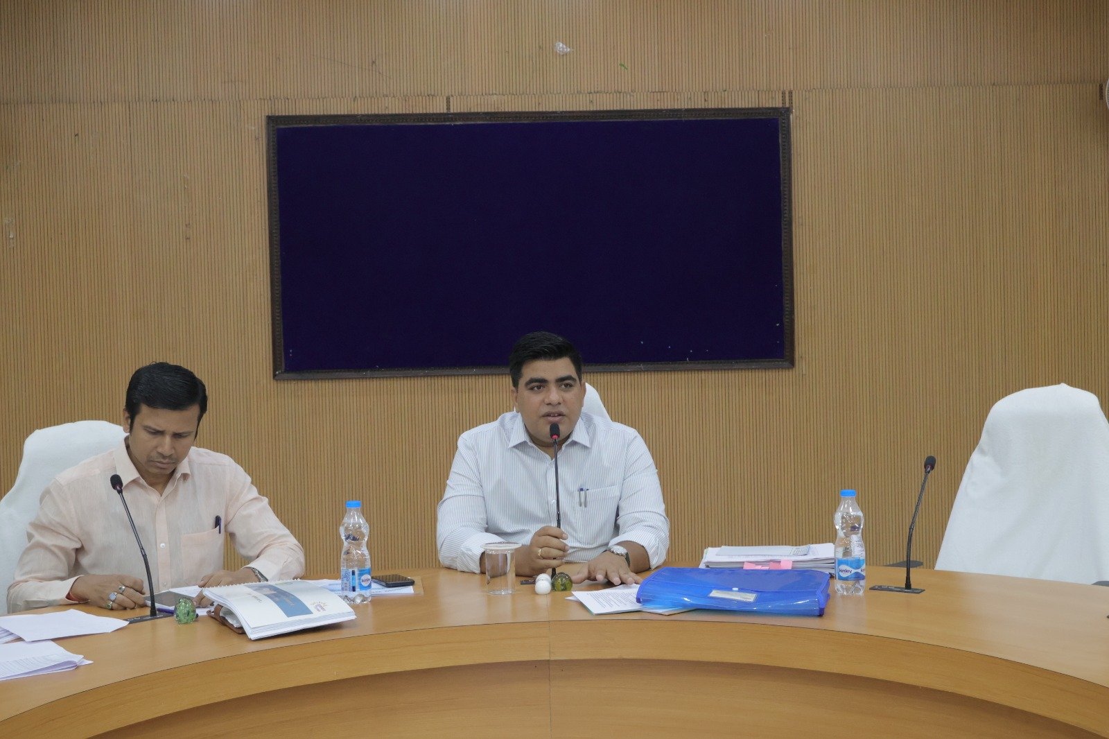 सुशासन तिहार के दौरान फील्ड में रहकर किसानों की समस्याओं का समयबद्ध निराकरण सुनिश्चित करें-कलेक्टर सभी किसानों के ऐग्रिस्टेक पोर्टल में पंजीयन, केसीसी बनाने, ईकेवाईसी, आधार सीडिंग के निर्देश कलेक्टर  कुणाल दुदावत द्वारा कृषि, उद्यानिकी एवं पशुपालन विभाग की विस्तृत समीक्षा