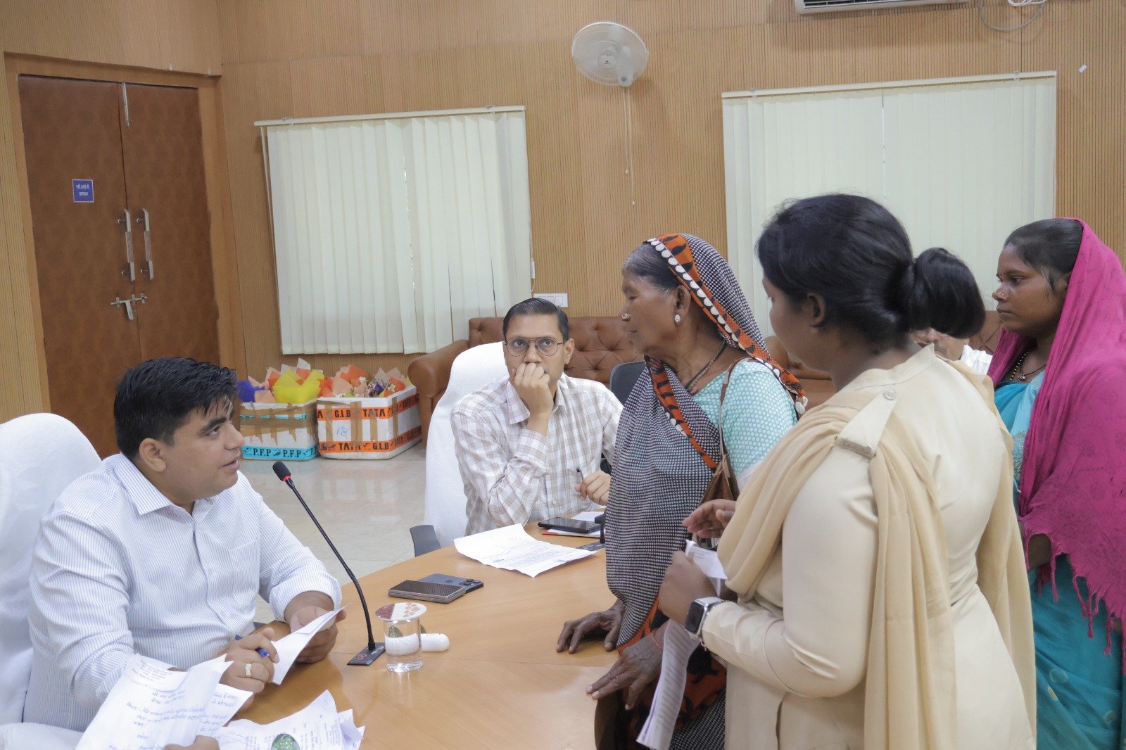 जनदर्शन में कलेक्टर  कुणाल दुदावत ने सुनी आमनागरिकों की समस्याएं समयबद्ध, पारदर्शी एवं गुणवत्तापूर्ण निराकरण सुनिश्चित करने अधिकारियों को दिए निर्देश 111 आवेदन हुए प्राप्त