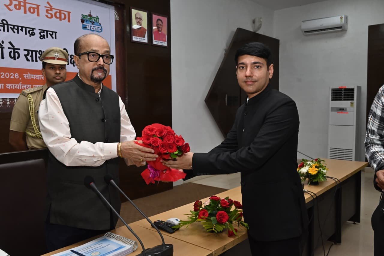 बस्तर अब शांति और विश्वास का गढ़, विकास के लिए नवाचार     जरूरी-राज्यपाल रमेन डेका   अधिकारियों की बैठक में बस्तर को समग्र विकास की दिशा में आगे बढ़ाने का किया आह्वान