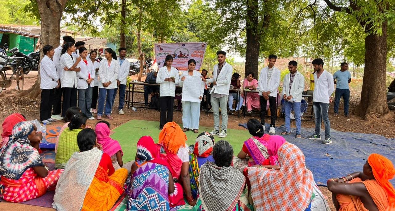 बस्तर के आड़ावाल में विकसित कृषि संकल्प अभियान के तहत बहुउद्देशीय शिविर संपन्न नुक्कड़ नाटक के जरिए ग्रामीणों को किया गया जागरूक