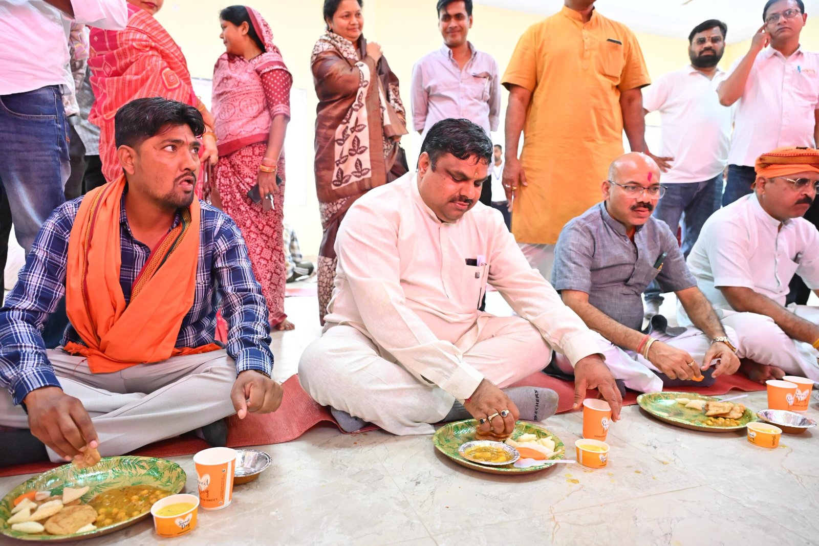 श्रमिक दिवस पर सेवा सदन में सामूहिक भोजन एवं संवाद कार्यक्रम आयोजित