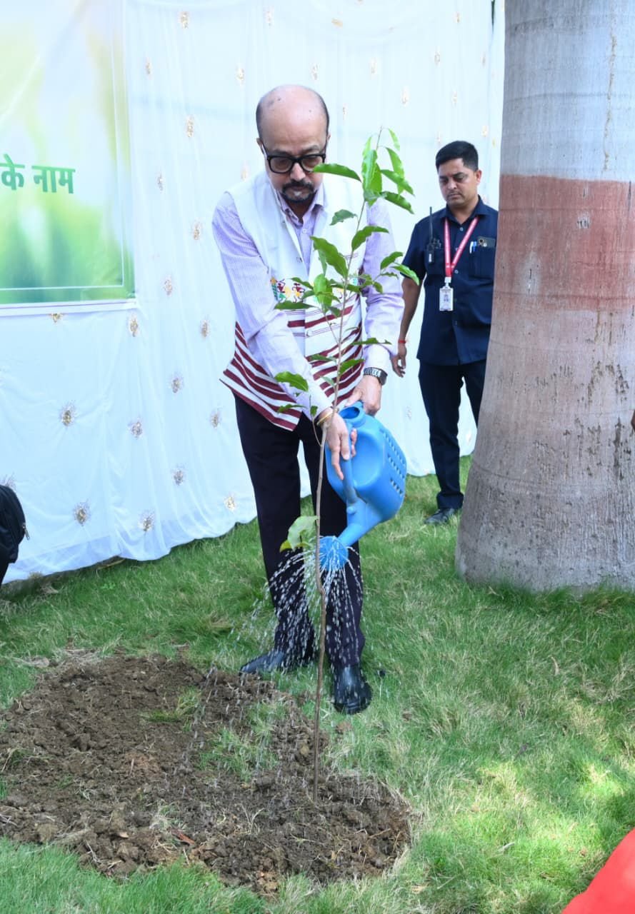 राज्यपाल ने अधिकारियों के साथ की सामान्य परिचर्चा, जल संरक्षण, स्वास्थ्य एवं जनकल्याण पर दिया विशेष जोर