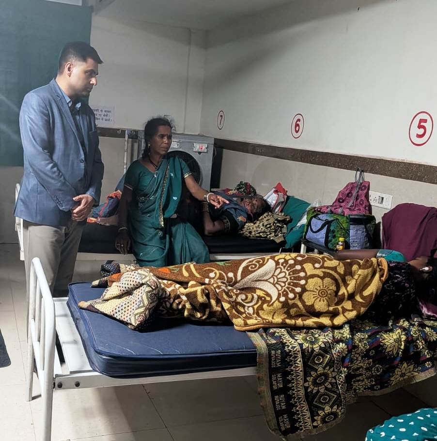 कलेक्टर ने आधी रात को जिला अस्पताल का किया औचक निरीक्षण