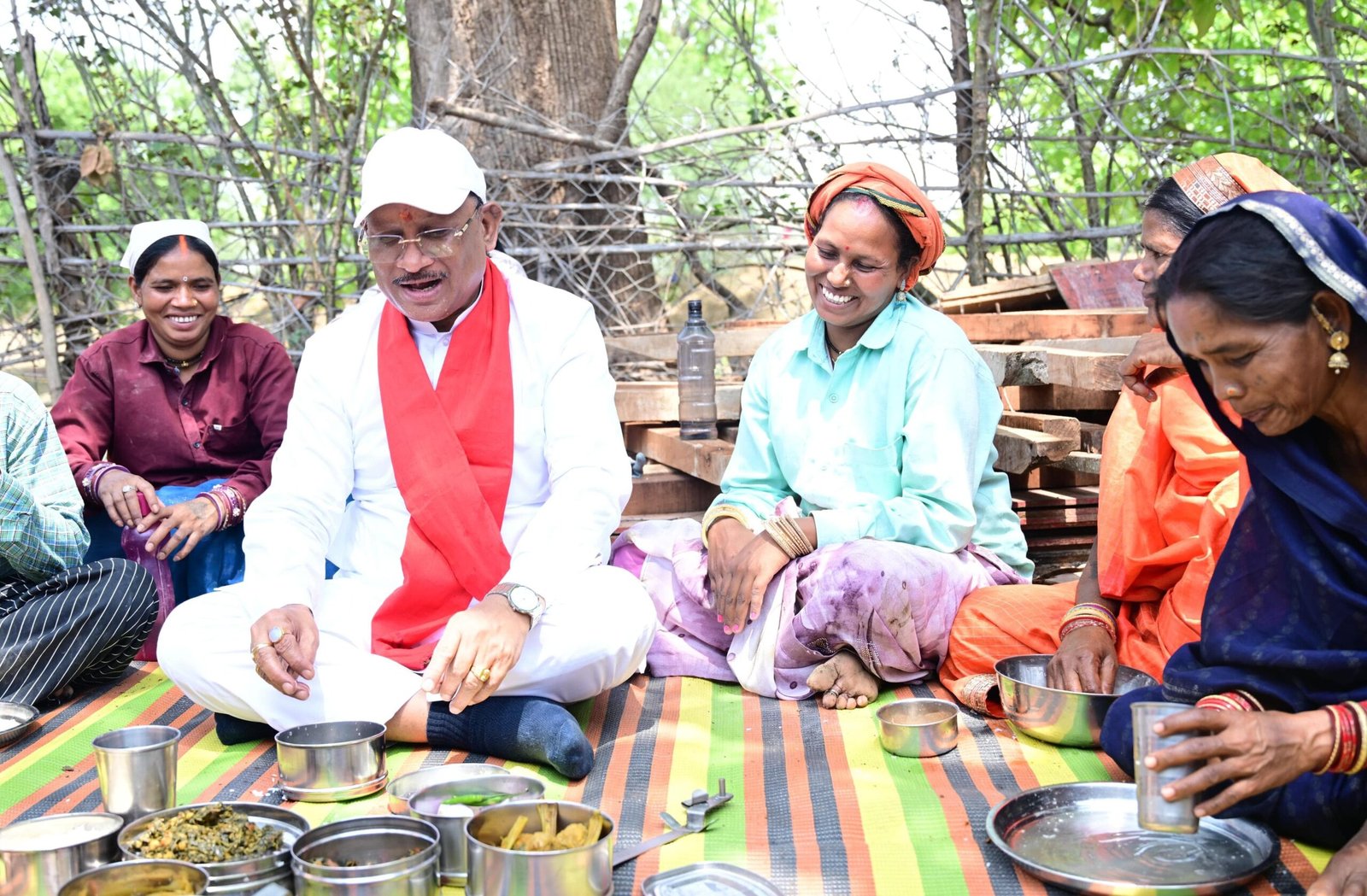 निर्माणाधीन पंचायत भवन के निरीक्षण के दौरान मुख्यमंत्री को श्रमिकों ने दिया भोजन का न्यौता: साथ बैठकर खाया बोरे बासी और आमा चटनी