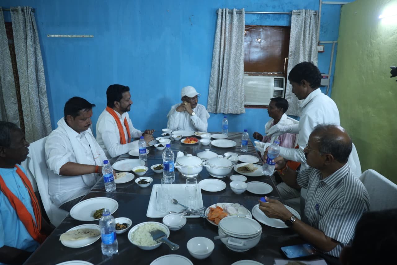 सुशासन तिहार: मुख्यमंत्री विष्णु देव साय ने बैगा समाज के साथ किया सामूहिक भोजन, आत्मीय संवाद से मजबूत हुआ विश्वास